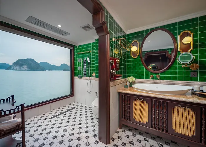 L'amour Cruise Botel Ha Long